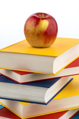 Apfel auf einem Stapel Bücher