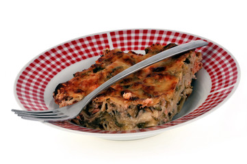 Part de lasagnes dans une assiette