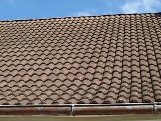 altes baufälliges, renovierungsbedürftiges Hausdach-altes hausdach