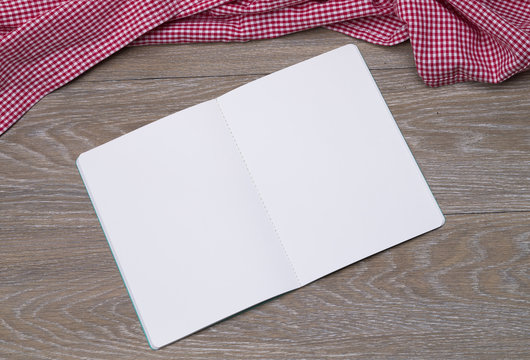 Notizbuch auf Holztisch