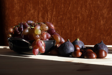 cibo e autunno, castagne, fichi, uva, vino