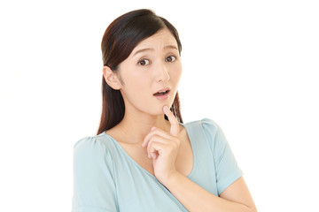 驚いた表情の女性