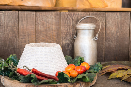 Ricotta fresca con verdure sul piatto