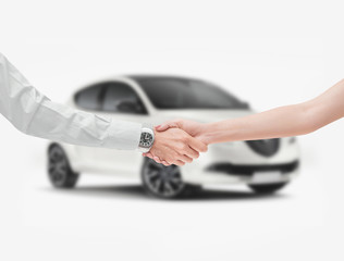 Stretta di mano vendita automobile nuova