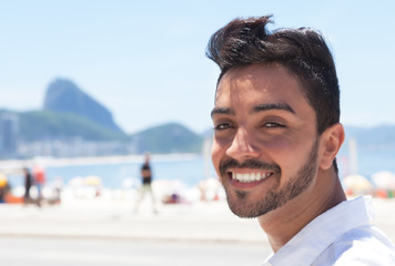 Fröhlicher Tourist an der Copacabana