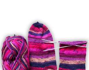Beerenfarbene, handgestrickte Wollsocken