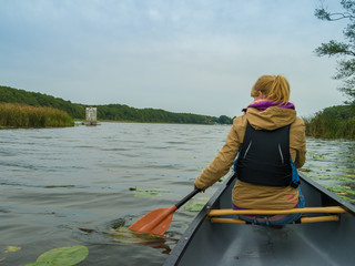 Frau beim Kajak-Fahren, Mecklenburgische Seenplatte