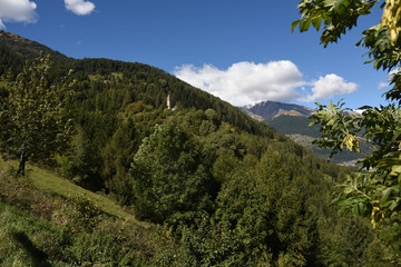 Fototapeta premium paesaggio di montagna vallata bosco paese di montagna chiesetta chiesa 
