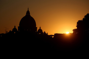 san pietro al tramonto in silhouette