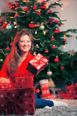 Frau zuhause mit Weihnachtsgeschenken 