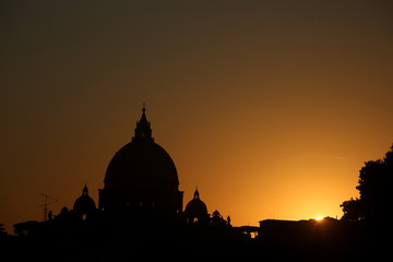 san pietro al tramonto in silhouette