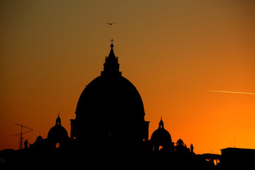 Naklejka premium san pietro al tramonto in silhouette
