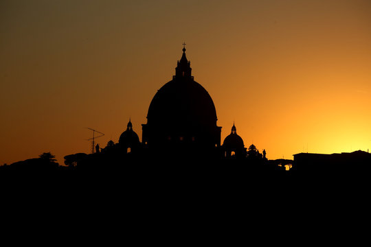 Fototapeta san pietro al tramonto in silhouette