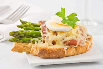 Asparagus and ham on toast