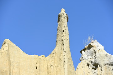 doğada konik kaya oluşumları © emerald_media