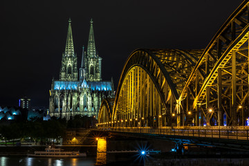 Fototapeta premium Kölner Dom - Hohenzollernbrücke bei Nacht
