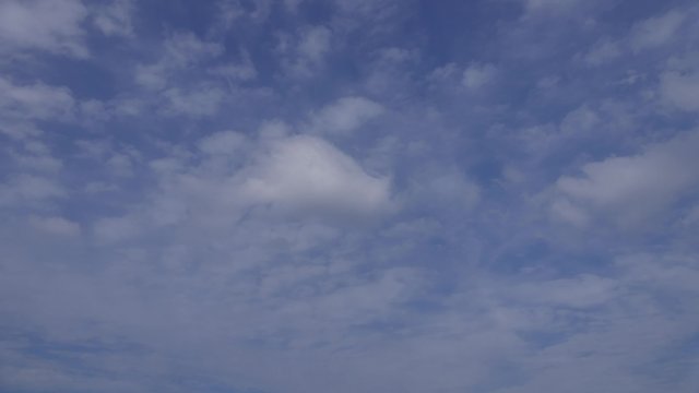 画面いっぱいの雲から飛行機雲が見え、上空の雲は上から下に流れ、少し低い位置の雲は左から右へ流れていき少しずつ青空が見えてくる4Kで撮影したタイムラプス動画です。