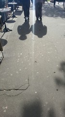 Couple âgé qui se tient par la main dans la rue