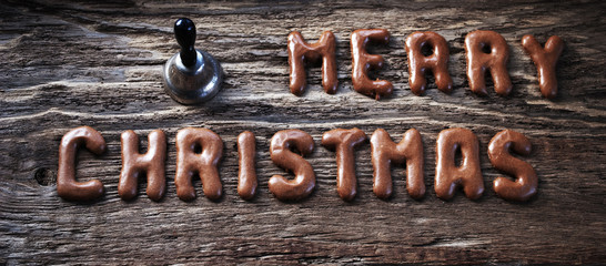 Schriftzug Merry Christmas / Weihnachten auf altem Treibholz / Holz Brett mit Glöckchen