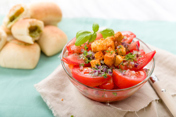 Tomatensalat mit Kräutern und Croutons