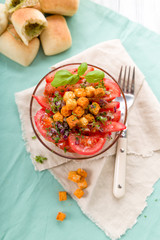 Tomatensalat mit Kräutern und Croutons