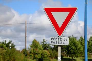 Panneau cédez le passage