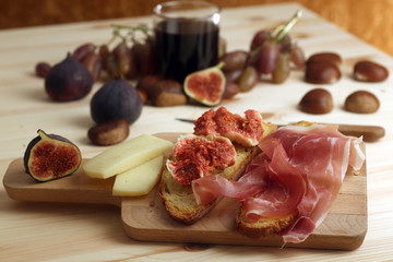 autunno con bruschette con fichi e prosciutto castagne e uva
