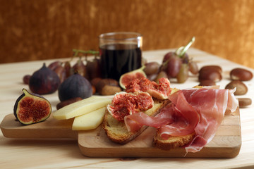 autunno con bruschette con fichi e prosciutto castagne e uva