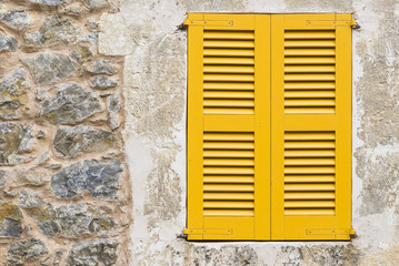 Rustikale Steinmauer mit Fensterläden Gelb Geschlossen