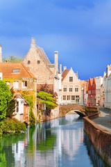Vue sur le canal Sint-Annarei en été, Bruges