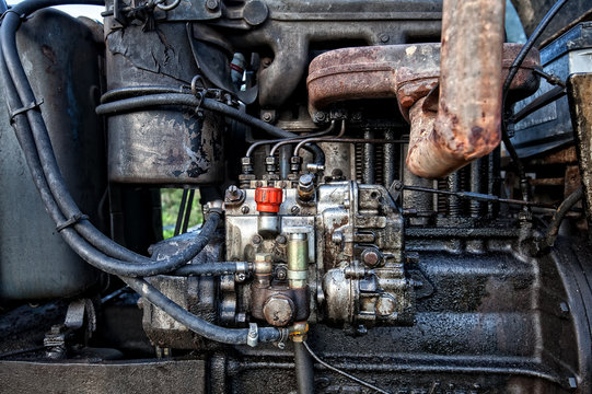 pompa iniezione di un vecchio motore diesel