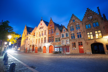 Obraz premium Cobblestone paved street at night in Bruges