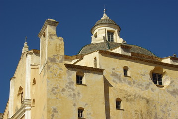 Fototapeta na wymiar Corse, église Saint-Jean-Baptiste dans la citadelle de Calvi 