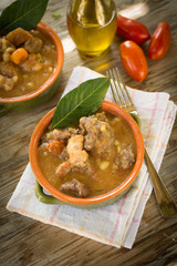Stufato di carne di maiale con patate e carote 