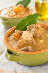 Stufato di carne di maiale con patate e carote 