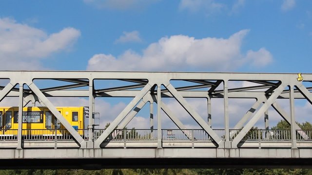 U-bahn Zug f&auml;hrt &uuml;ber Br&uuml;cke in Berlin, Kreuzberg 