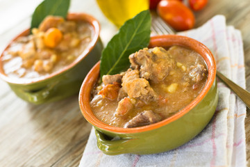 Stufato di carne di maiale con patate e carote 