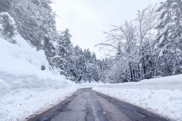 Obraz premium Snowy winter road in Julian Alps