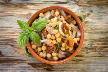 Zuppa di ceci, cipolle, pomodorini e basilico, ricetta vegetariana 