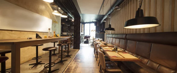 Foto op Plexiglas naadloos panorama van het interieur van de restaurantbar gemaakt door een tilt-shift-lens © arizanko