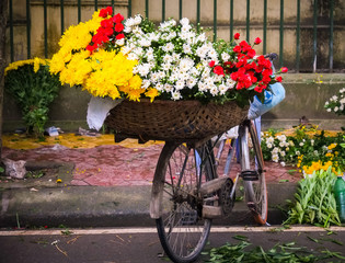 Fototapeta na wymiar Flower on bicycle in small market, hanoi, vietnam