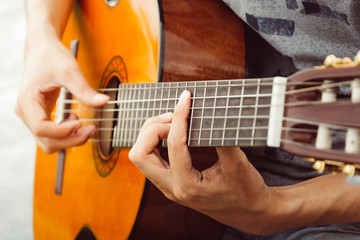 Obraz na płótnie Canvas hand playing on guitar