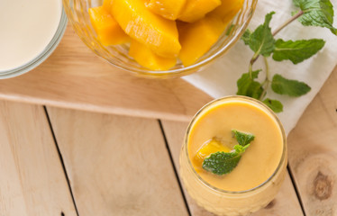 Fototapeta na wymiar mango smoothie