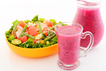 新鮮なサラダとジュース