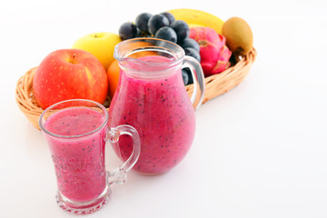 新鮮な果物とジュース