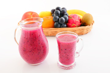 新鮮な果物とジュース