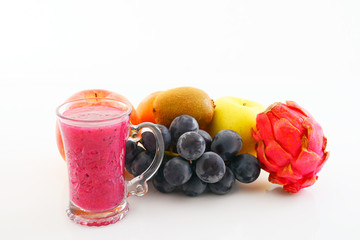 新鮮な果物とジュース