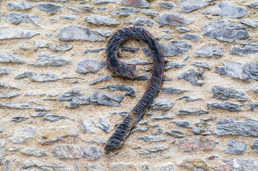 Steinmauer mit Schmiedeeisenzahl