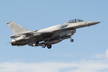 Avión de combate F-16 aterrizando