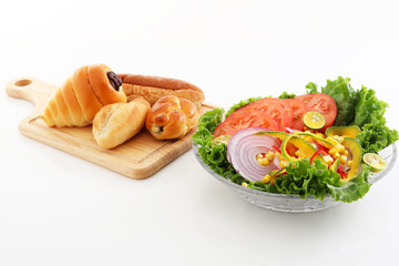 新鮮なサラダとパン